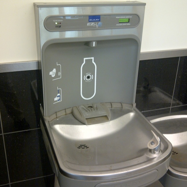 01-Water fountains with built-in water bottle filling station
